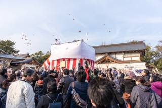 Setsubun gifts crowd 2