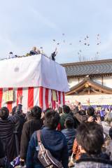 Setsubun gifts crowd 3
